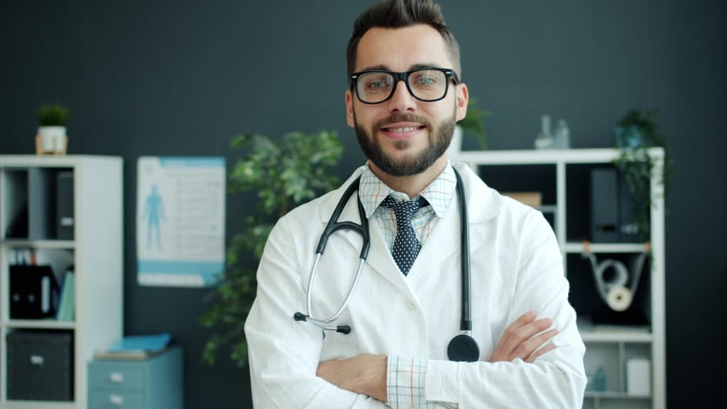 طبيبة تراجع خطة الرعاية على تابلت في عيادة عصرية